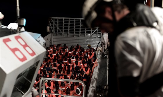 Posádka plavidla Aquarius pomáhá ve Středozemním moři migrantům. Loď spravují...