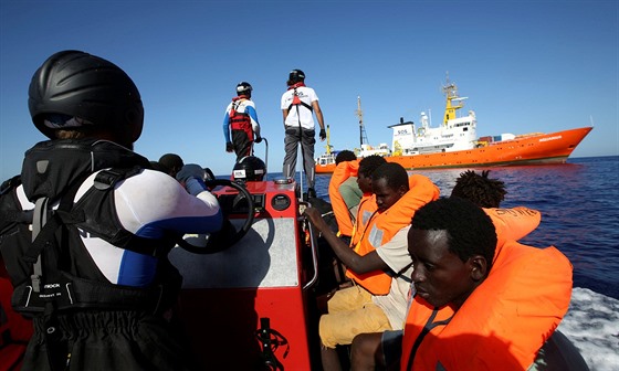 Plavidlo Aquarius spravují organizace Lékai bez hranic a SOS Mediterranée (14....