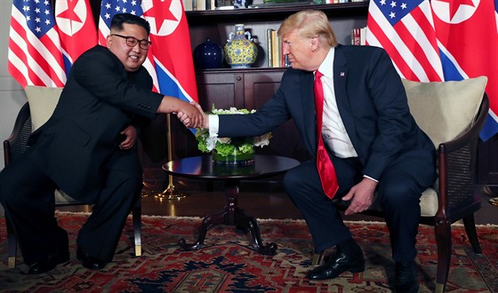 Donald Trump a Kim ong-un bhem historického setkání v Singapuru (12. ervna...