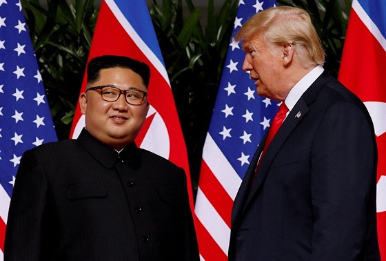 Donald Trump a Kim Čong-un během historického setkání v Singapuru (12. června...