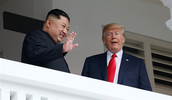 Donald Trump a Kim Čong-un během historického setkání v Singapuru (12. června...