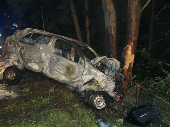 Auto po nárazu do stromu shoelo.