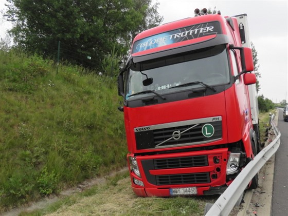 �idi�, který havaroval s kamionem na D6, z�ejm� usnul za volantem.