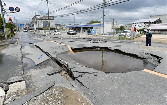 Zemětřesení o síle 6,1 na západě Japonska napáchalo materiální škody, zastaven...