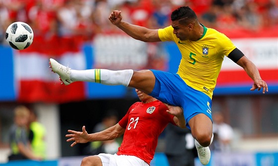 Brazilský fotbalista Casemiro peskakuje rakouského Stefana Lainera v...