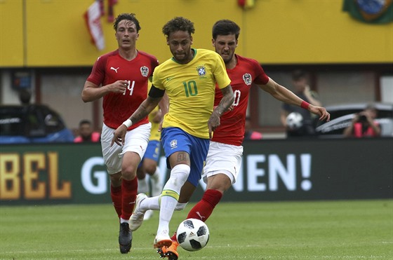 Brazilsk fotbalista Neymar v utk soupei v ptelskm utkn pes MS 2018.