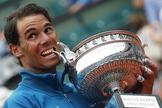 panlský tenista Rafael nadal koue do poháru pro vítze Roland Garros.