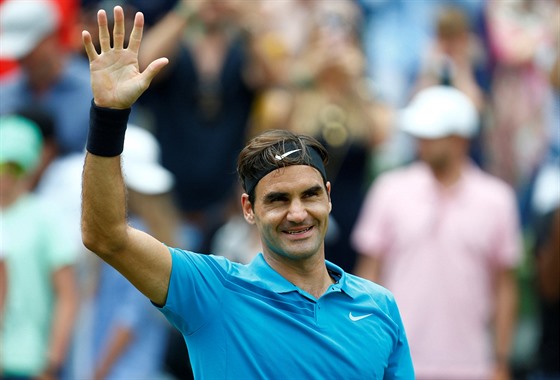 Roger Federer slaví prvenství na turnaji ve Stuttgartu.