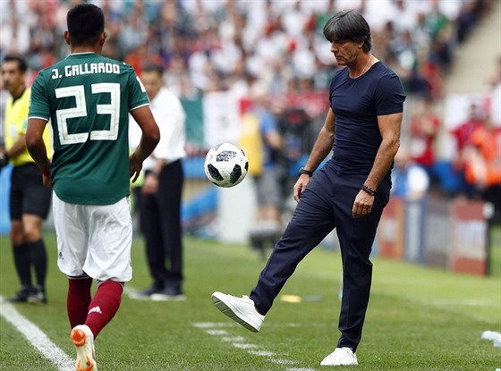 Trenér fotbalistů Německa Joachim Löw (vpravo) podává míč v utkání proti Mexiku.