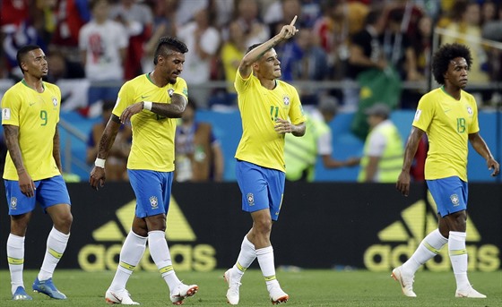 Philippe Coutinho z Brazílie (druhý zprava) slaví svůj povedený gól v utkání...