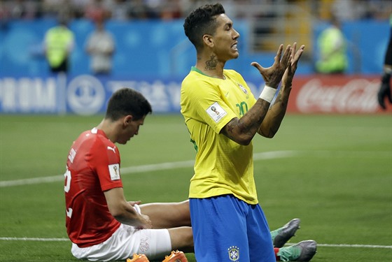 Roberto Firmino z Brazílie (vpravo) lituje zmaené píleitosti.