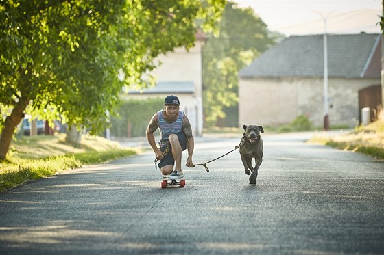 Michal Maro�i jezdí nejen na kole, ale i na longboardu.