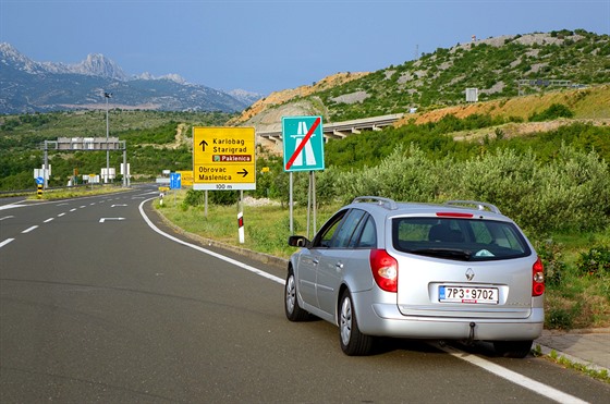 Sjezd z dálnice ped Vinnetouuovým kaonem, za mýtnou bránou Maslenica....