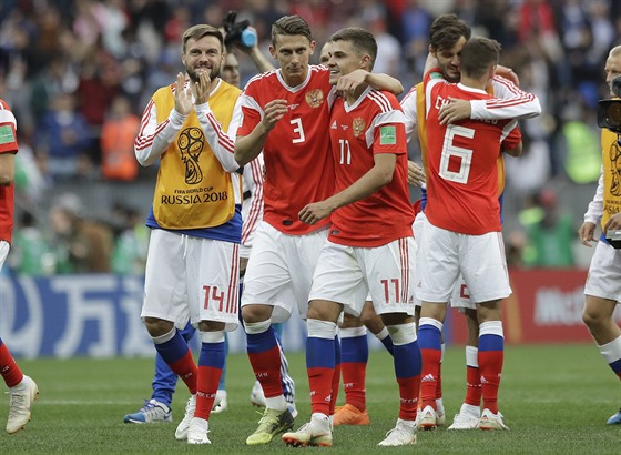 TO BYL ÚVOD. Fotbalisté Ruska oslavují vysokou výhru v zahajovacím duelu...