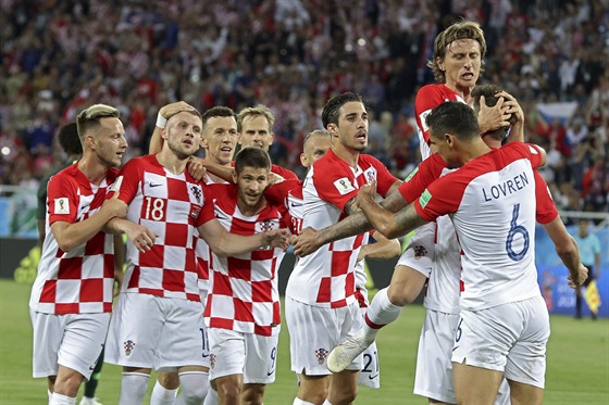 GÓLOVÁ RADOST. Chorvattí fotbalisté oslavují branku do sít Nigérie v utkání...