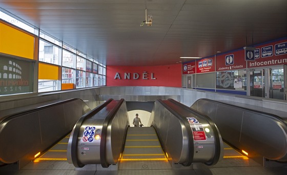 Nové eskalátory ve stanice metra Anděl (10. června 2018)