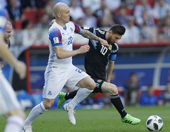 Lionel Messi v souboji s reprezentantem Islandu Emilem Hallfredssonem