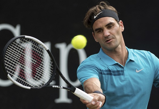 Roger Federer v zápase s Nickem Kyrgiosem z Austrálie.