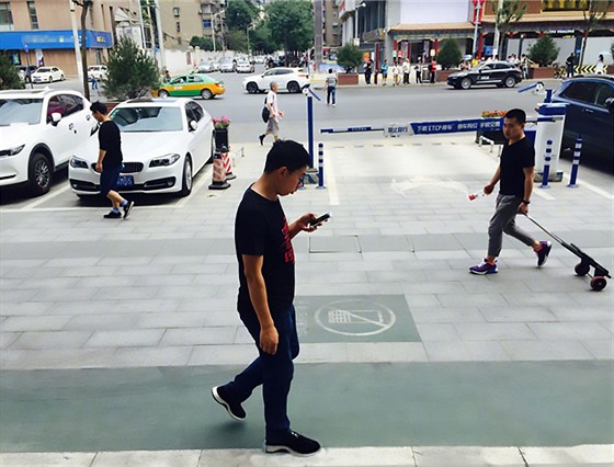 Speciální pruh před obchodním centrem v čínském Si Anu určený pro chodce...
