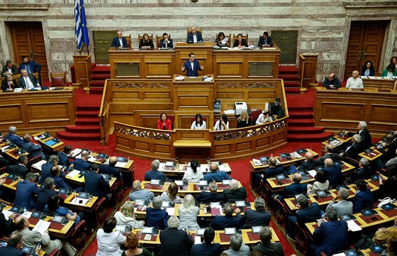 Řecký premiér Alexis Tsipras mluví k parlamentu před hlasováním o vyslovení...