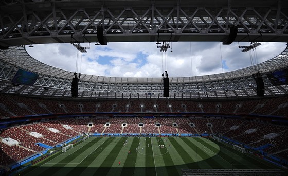 Rutí fotbalisté pi pedzápasovém tréninku stadionu v Lunikách.