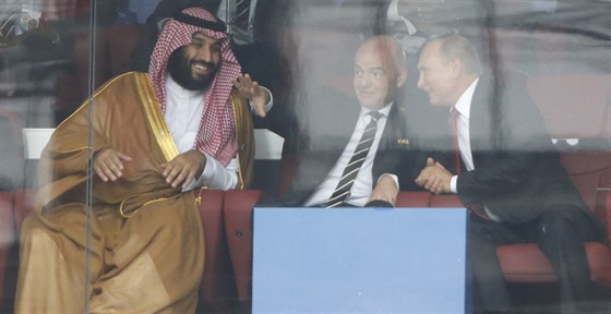 Saúdský korunní princ Muhammad bin Salmán (vlevo), pedseda FIFA Gianni...