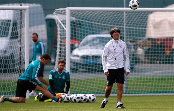 Nmecký kou Joachim Löw bhem pedzápasového tréninku ped utkáním s Mexikem.