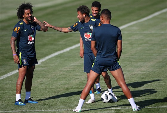 Braziltí fotbalisté bhem tréninku ped vstupem do MS: Marcelo (zleva), Neymar...