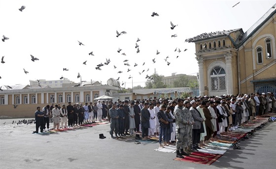 Spousta lidí se zúčastnila modliteb na oslavu svátku íd al-fitr v Kábulu. Kvůli...