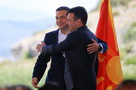 Premiéi Alexis Tspiras a Zoran Zaev se ped podepsáním dohody o novém jménu...