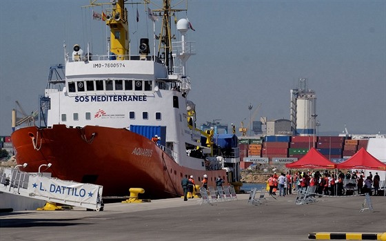 Loď Aquarius a záchranný člun Dattilo zakotvily v přístavu Valencie. (17....
