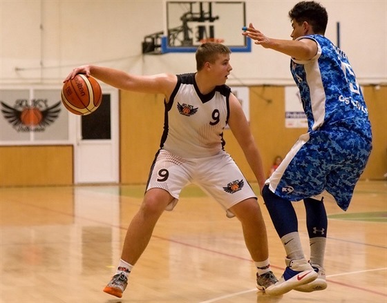 Patnáctiletý pelhřimovský basketbalista Lubomír David (v bílém) by byl...