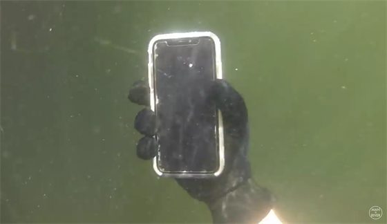 iPhone X nalezený na dvě řeky