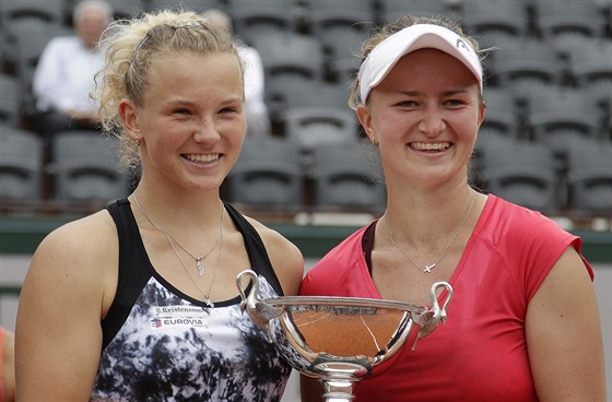 TA TROFEJ JE NAE. Barbora Krejíková (vpravo) a Kateina Siniaková s pohárem...