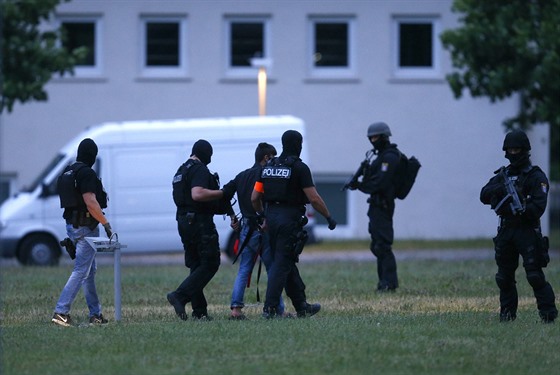 Nmetí policisté eskortují podezelého Aliho Baára po jeho píletu do...