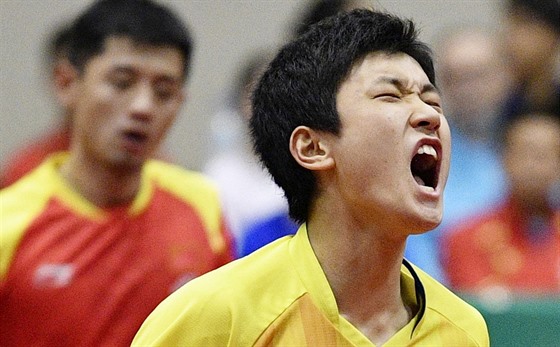Japonský stolní tenista Tomokazu Harimoto se raduje z triumfu na turnaji v...