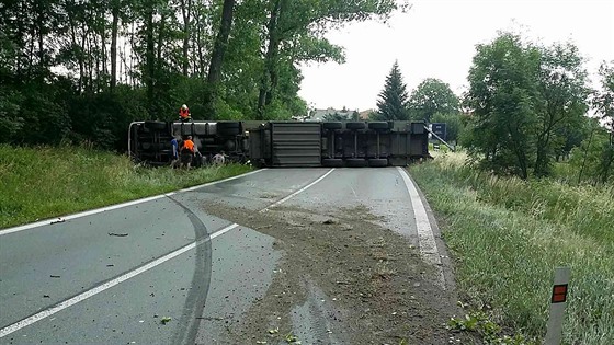 Před Jaroslaví havaroval kamion naložený vodkou.
