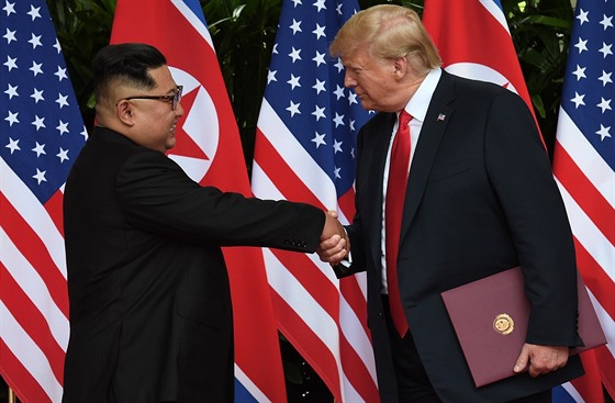 Americký prezident Donald Trump a severokorejský lídr Kim ong-un si tesou...