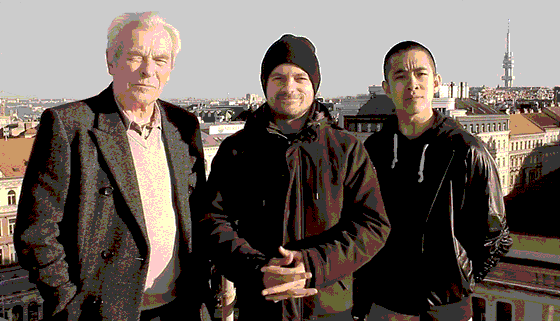 Alois Švehlík, Jiří Mádl a Lukas Duy Anh Tran před natáčením filmu Na střeše