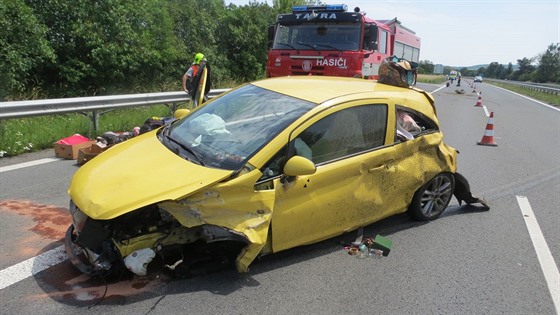 Mladá idika na dálnici D35 nabourala do svodidel, zniila auto a zranila sebe...