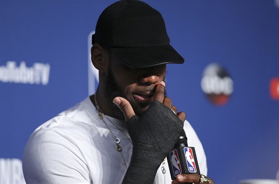 LeBron James z Clevelandu se po čtvrtém finále NBA ukázal s ortézou na zlomené...