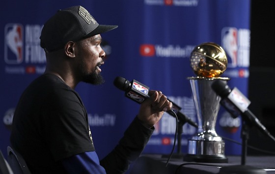 Kevin Durant z Golden State se me pochlubit trofejí pro nejuitenjího...