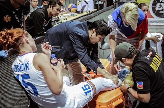 Česká basketbalistka Andrea Ovsíková si během utkání na MS 3x3 na Filipínách...