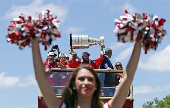 Alexandr Ovečkin se může pochlubit se Stanley Cupem před celým Washingtonem.