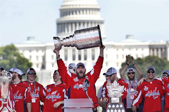 Alexandr Ovekin oslavuje zisk Stanley Cupu pro Washington.