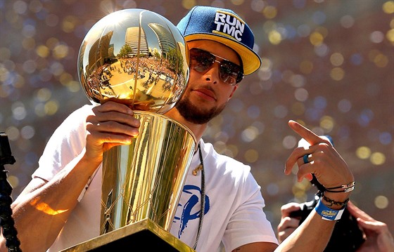 Stephen Curry z Golden State Warriors bhem oslav titulu