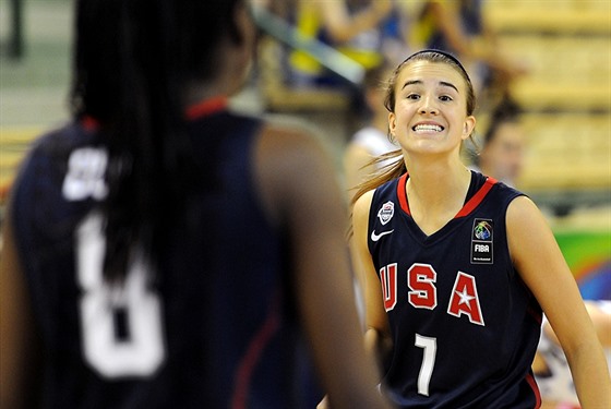 Americká basketbalistka Sabrina Ionescuová usměrňuje spoluhráčku během utkání...