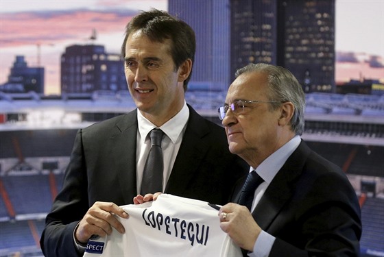 Florentino Perez (vpravo), prezident Realu Madrid, vítá nového trenéra svého...