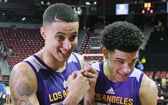 Kyle Kuzma (vlevo) a Lonzo Ball jsou od loska leny LA Lakers, oba nováci se...