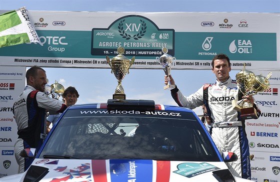 Vítězná posádka Jan Kopecký a Pavel Dresler převzala na Rallye Hustopeče...